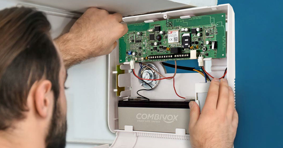 installatore fa manutenzione su impianto di allarme